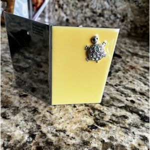 How cute am I? Take me with you. Picture perfect.